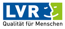 LVR-Logo mit weißem Text auf blauem Hintergrund, einem stilisierten weißen Gesicht auf grünem Hintergrund und dem deutschen Slogan Qualität für Menschen darunter.