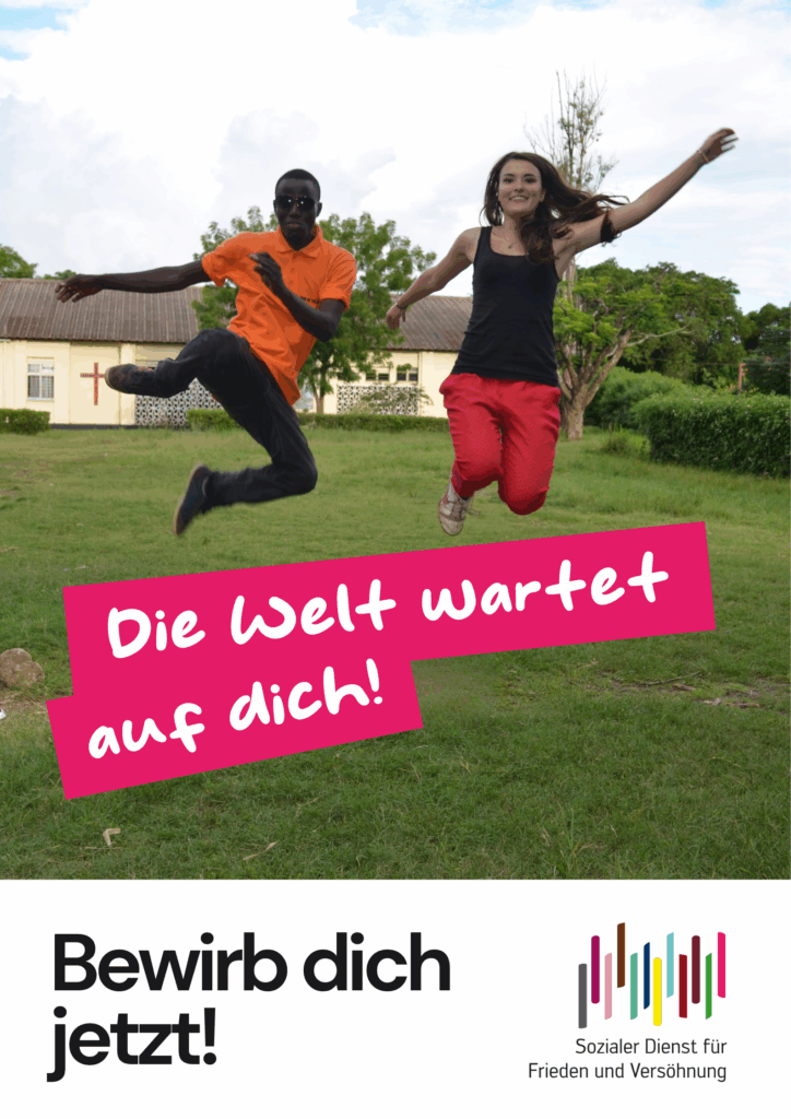 Zwei junge Leute, ein Mann und eine Frau, springen freudig in die Luft auf einem grasbewachsenen Feld mit einem Gebäude und Bäumen im Hintergrund. Der Text lautet: "Die Welt wartet auf dich! Bewirb dich jetzt! mit einem bunten Logo darunter.