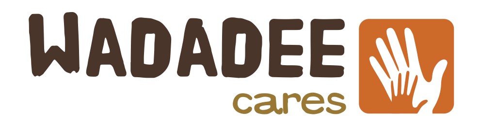 Logo mit dem Text Wadadee cares in fetten, braunen Buchstaben. Auf der rechten Seite befindet sich ein orangefarbenes Quadrat mit zwei sich überlappenden weißen Handabdrücken, einem großen und einem kleinen.