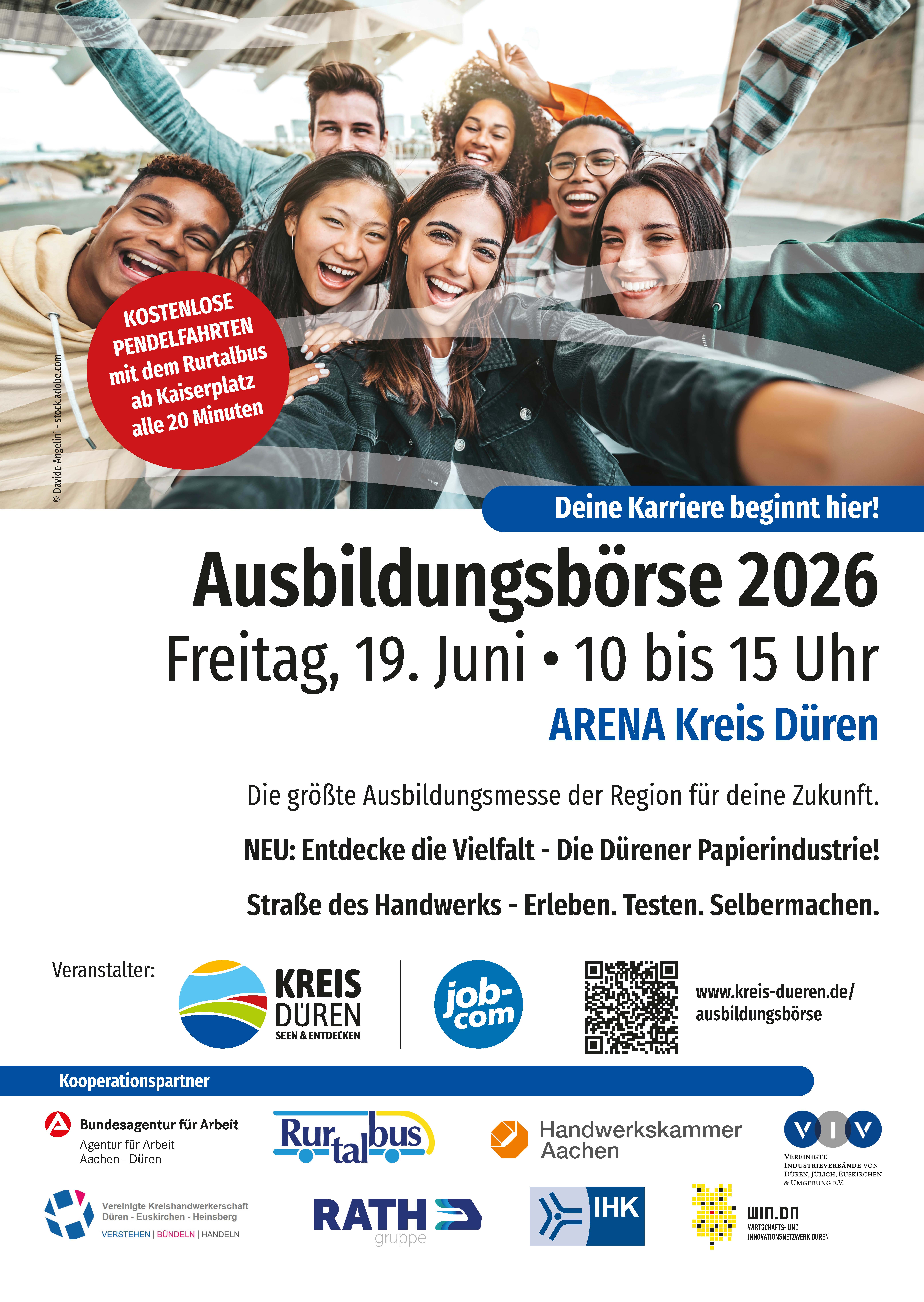 Eine bunt gemischte Gruppe lächelnder junger Menschen macht ein gemeinsames Selfie. Der Text wirbt für die "Ausbildungsbörse 2026" am 19. Juni in Düren und listet am unteren Rand Veranstaltungsdetails und Logos von Sponsoren und Partnern auf.