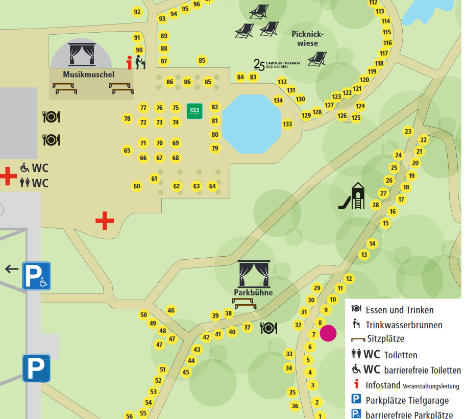 Karte mit Sitzgelegenheiten in der Nähe eines Teichs, einer Picknickwiese, Parkplätzen, einer Parkbühne, Toiletten (auch barrierefrei), Trinkwasser und Essensbereichen. Nummerierte Sitzplätze und Symbole zeigen Einrichtungen und Veranstaltungsorte in einem Park an.