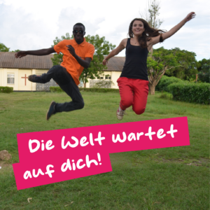 Zwei junge Leute, ein Mann und eine Frau, springen freudig in die Luft auf einem grasbewachsenen Feld mit einem Gebäude und Bäumen im Hintergrund. Der Text lautet: "Die Welt wartet auf dich! Bewirb dich jetzt! mit einem bunten Logo darunter.